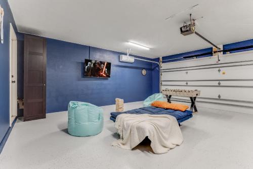Χώρος καθιστικού στο Relax in a Private 4BR Oasis Pool Fire Pit & BBQ
