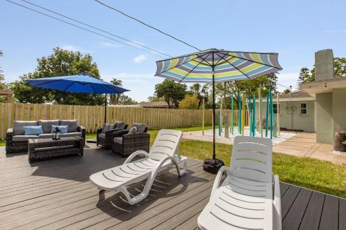 Κήπος έξω από το Relax in a Private 4BR Oasis Pool Fire Pit & BBQ