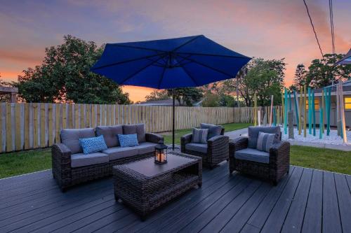 Κήπος έξω από το Relax in a Private 4BR Oasis Pool Fire Pit & BBQ