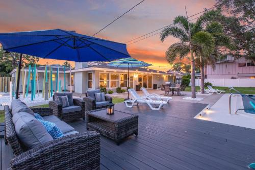Αίθριο ή υπαίθριος χώρος στο Relax in a Private 4BR Oasis Pool Fire Pit & BBQ
