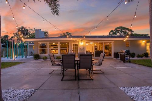 Αίθριο ή υπαίθριος χώρος στο Relax in a Private 4BR Oasis Pool Fire Pit & BBQ