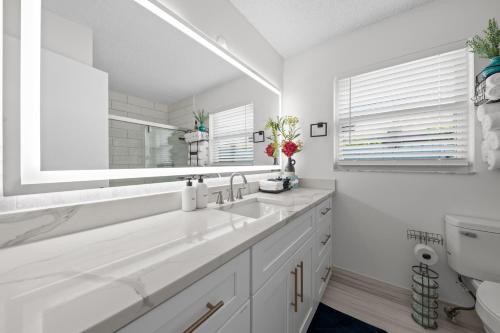 Ένα μπάνιο στο Sweet Pink HouseCozy Winter Stay Near Beach-Parks