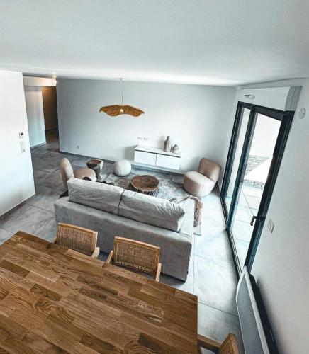 un salon avec un canapé et une table dans l'établissement Appartement neuf 6 personnes JARDIN, à Formiguères