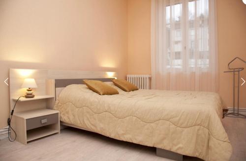 une chambre avec un grand lit et une fenêtre dans l'établissement Joli appartement avec vue, idéal pour votre cure, à Royat