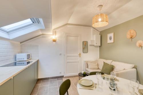 Il comprend une cuisine et un salon avec une table. dans l'établissement T3 apartment just outside Paris, à Cachan