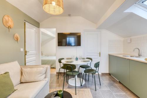 un salon avec un canapé, une table et des chaises dans l'établissement T3 apartment just outside Paris, à Cachan