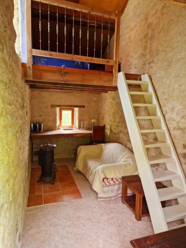 - une chambre avec des lits superposés et des escaliers dans une maison dans l'établissement Petit gite Pèlerin, à Jabreilles-les-Bordes