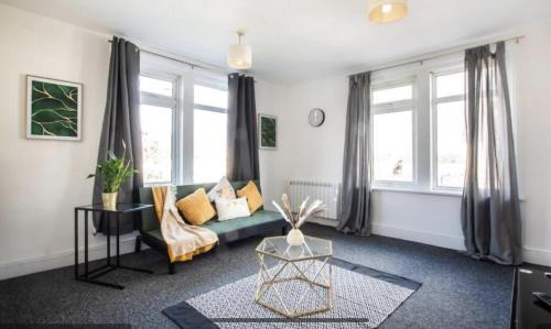 Posezení v ubytování Central Swindon Comfort - 2 bed apart, high speed wifi, parking