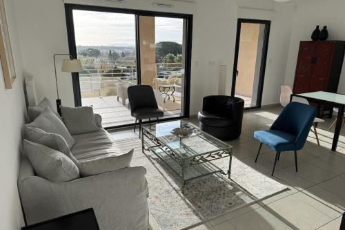Photo de la galerie de l'établissement Spacious T3 with terrace in Hyères, à Hyères
