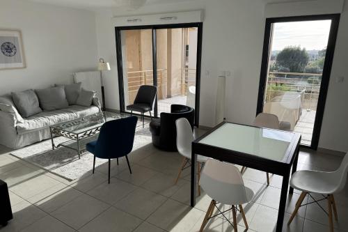 Photo de la galerie de l'établissement Spacious T3 with terrace in Hyères, à Hyères