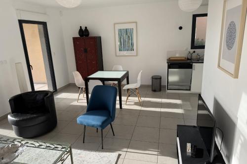 Photo de la galerie de l'établissement Spacious T3 with terrace in Hyères, à Hyères