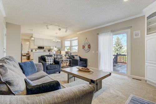Χώρος καθιστικού στο Deep Blue Spacious Escape w Hot Tub & Playground