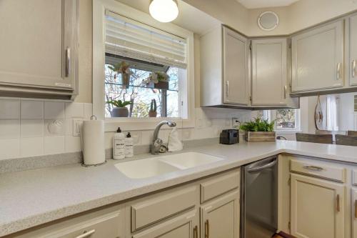 Η κουζίνα ή μικρή κουζίνα στο Deep Blue Spacious Escape w Hot Tub & Playground