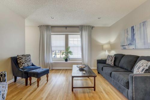 Χώρος καθιστικού στο Deep Blue Spacious Escape w Hot Tub & Playground