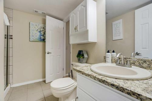 Ένα μπάνιο στο Deep Blue Spacious Escape w Hot Tub & Playground