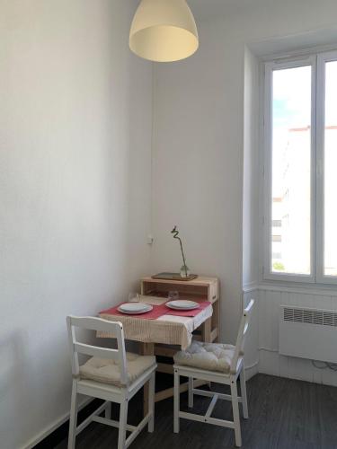 une salle à manger avec une table et deux chaises dans l'établissement Appartement Atelier mistral, à Marseille