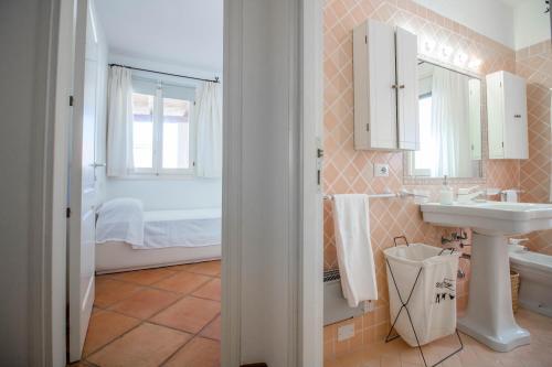 un bagno con un lavandino e un water in una stanza di Luxury apt in Porto Cervo square with parking a Porto Cervo