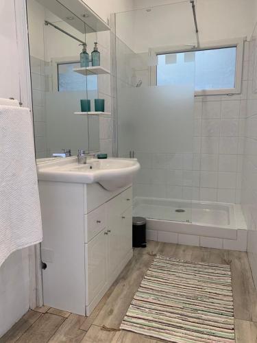 une salle de bain blanche avec un lavabo et une baignoire dans l'établissement Appartement Atelier mistral, à Marseille