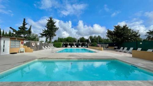 - une piscine d'eau bleue dans un complexe dans l'établissement Camping 2 étoiles - Piscine - ccb0feg, à Villeneuve-lès-Maguelone