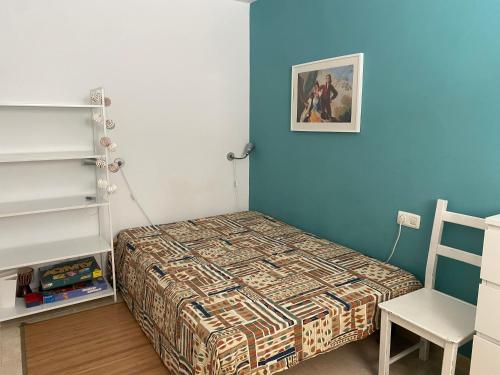a small bedroom with a bed and a chair at CASITA, Costa Calma, 2 SZ, Glasfaser Wifi, gute Lage, Strandnähe in Costa Calma
