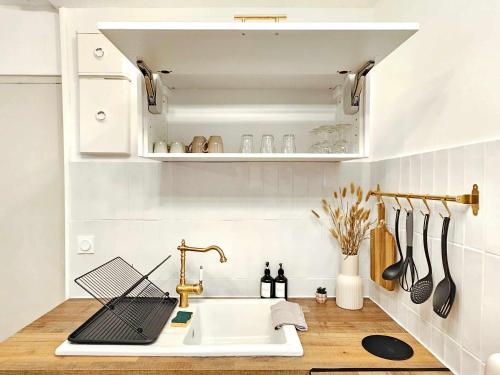 - une cuisine avec un évier et une étagère avec des ustensiles dans l'établissement Rise Studio in city center of Marseille at Vieux-Port and Opera, à Marseille