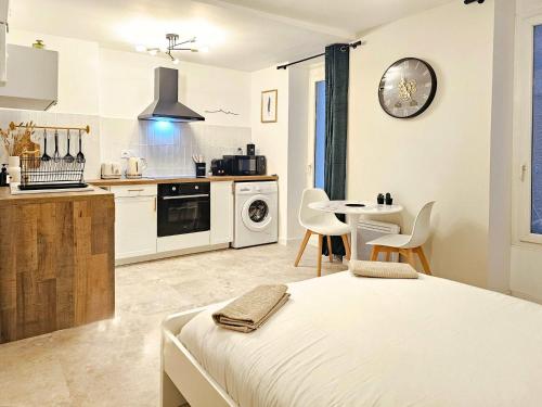 - une cuisine blanche avec un lit et une table dans l'établissement Rise Studio in city center of Marseille at Vieux-Port and Opera, à Marseille