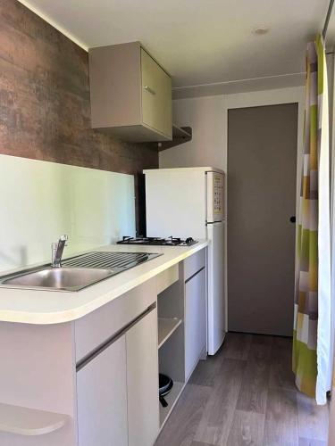 Una cocina o zona de cocina en Camping 2 étoiles - ccbabhg