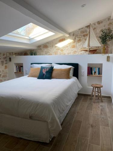 une chambre avec un grand lit blanc avec une fenêtre dans l'établissement Riverside farmhouse with olive grove, à Lorgues