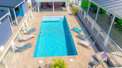 an overhead view of a swimming pool on a cruise ship at Offre à ne pas rater ! Gîtes Arc-en-ciel in Saint-François