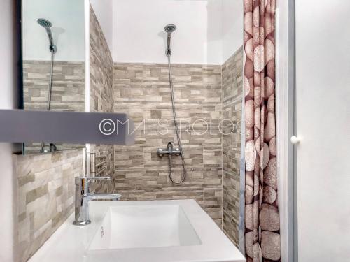 a bathroom with a sink and a shower at Offre à ne pas rater ! Gîtes Arc-en-ciel in Saint-François