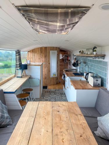 eine Küche mit Tisch in einem Minihaus in der Unterkunft Vincent in Ballybogy