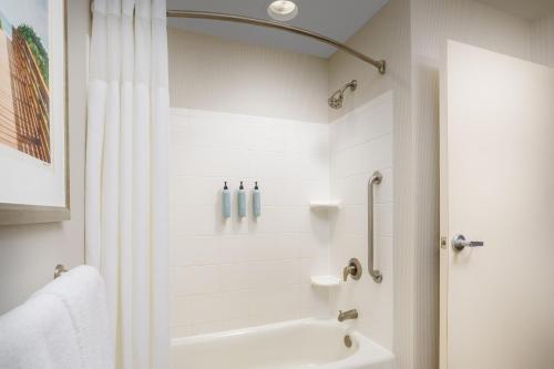 Un baño de Courtyard by Marriott Stuart