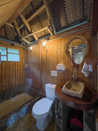 a bathroom with a toilet and a sink at Tayrona Cachaco River Ecohostal in El Zaino