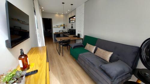 a living room with a couch and a table at Noite Estrelada Holambra in Holambra