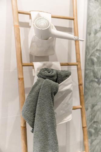 a towel on a towel rack with a fan at Espacioso apartamento a 9 min playa in Gijón