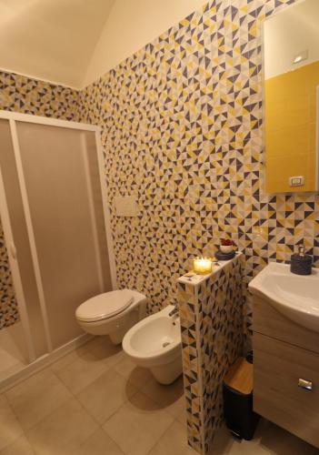 a bathroom with a toilet and a sink at Casa Giudea in Brindisi