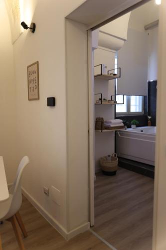a room with a door leading to a bathroom at Casa Giudea in Brindisi
