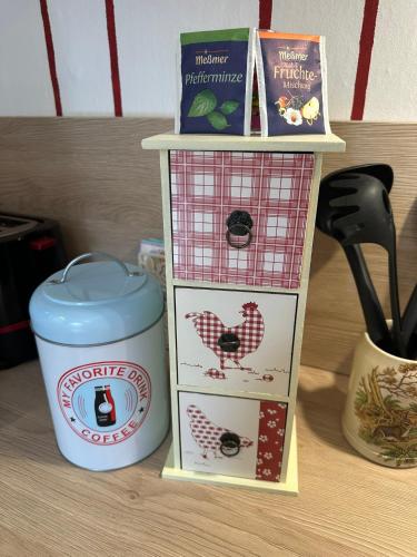 a book shelf with a chicken and a coffee cup at Ferienhaus Löwenherz in Pommern