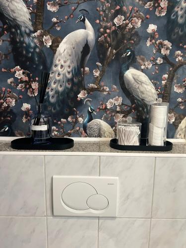 une photo d'un mur avec une peinture de paons dans l'établissement Attraktives City-Apartment No2, à Brême