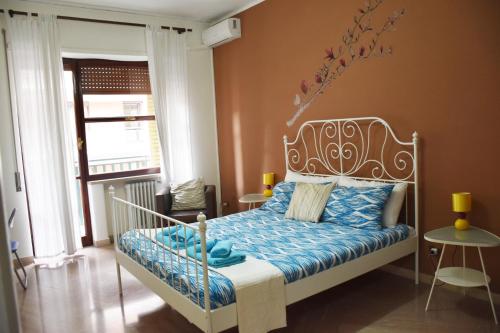 ナポリにあるドムス ブラッコのベッドルーム1室(青い掛け布団付きのベッド1台付)