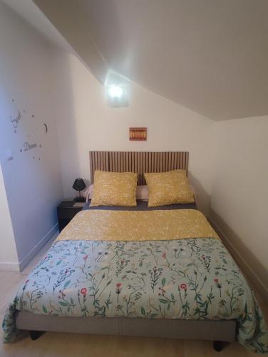 - une chambre dotée d'un lit avec une couverture et des oreillers dans l'établissement le calme, à Bourges