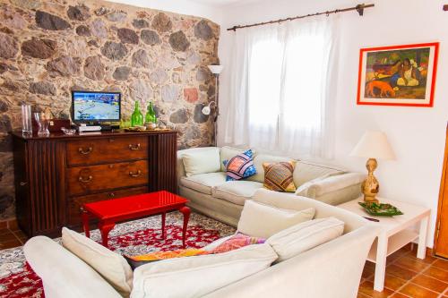 sala de estar con sofá y mesa en La Casilla, en Agaete