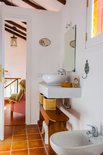 a bathroom with two sinks and a mirror at La Casilla in Agaete