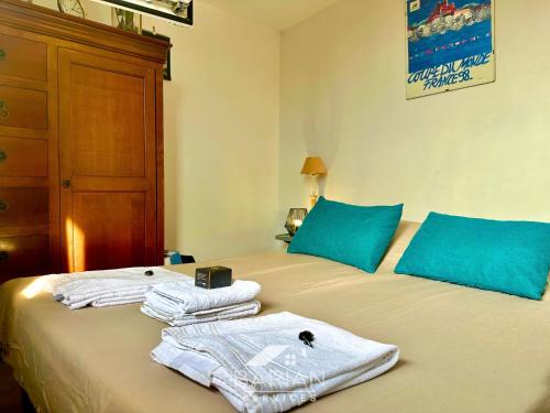 une chambre avec un lit avec des serviettes dessus dans l'établissement Maison en bois 6p à 5km des plages de Fouras, à Saint-Laurent-de-la-Prée