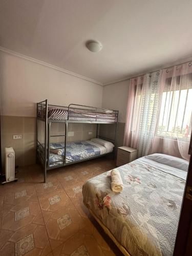 a bedroom with two bunk beds and a window at Apartamento 3 habitaciones Valencia in Alboraya