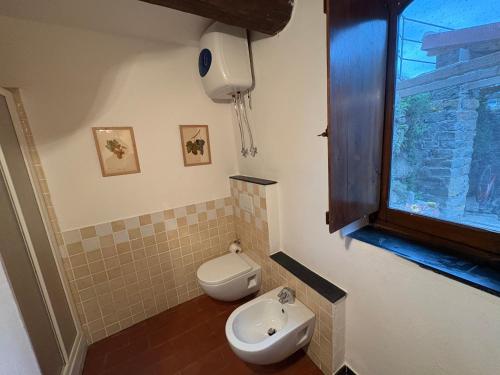 a small bathroom with a toilet and a window at Begasti guest house 2, for trekking lovers in Monterosso al Mare