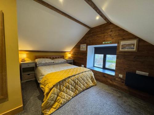 Katil atau katil-katil dalam bilik di Snowdonia Barn Conversion