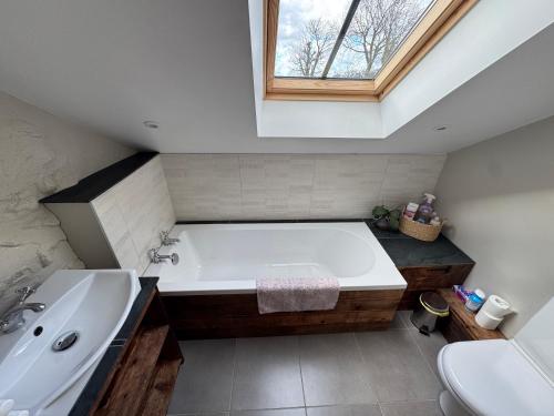 Bilik mandi di Snowdonia Barn Conversion