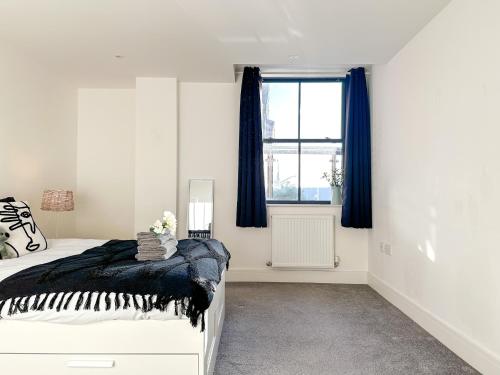 Postel nebo postele na pokoji v ubytování NEW - St James - City Centre Modern Apartment