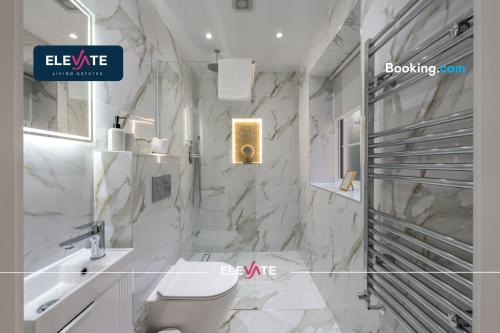 Koupelna v ubytování 2BDRWEMBLEYFLAT l EXCLUSIVE DEALS l LAST-MINUTE ESCAPE l 1 X SUPER KING BED AND 3 SINGLE BEDS l WEMBLEY STADIUM LOCATION, FREE PARKING, SLEEPS 8 l Elevate Living Estates Short Lets & Serviced Apartments Wembley